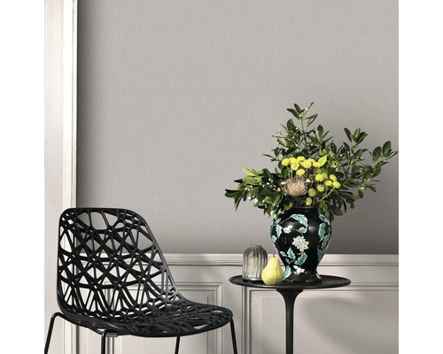 Behang in kamer met stoel en tafel