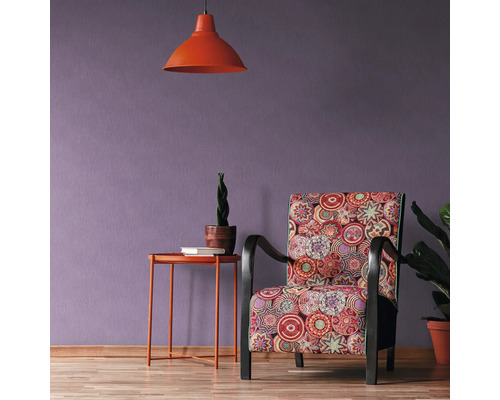 Decoratief interieur met fauteuil, lamp en bijzettafel