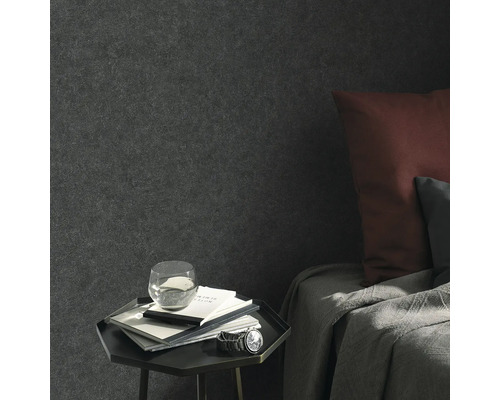 Woonkamerscène met textielbehang, nachtkastje, notitieboekjes, glas water en polshorloge