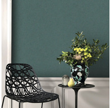 Decoratief interieur met vliesbehang, stoel, tafel en bloemenvaas