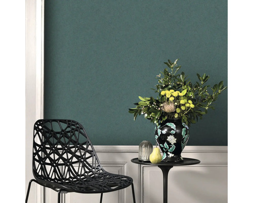Decoratief interieur met vliesbehang, stoel, tafel en bloemenvaas