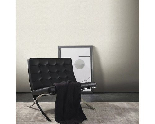 Woonkamer met effen behang, fauteuil en afbeelding