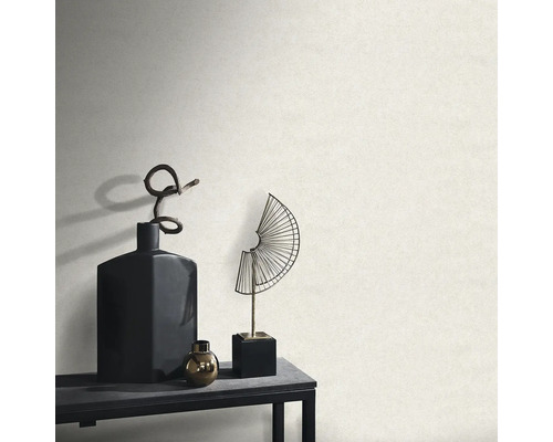 Decoratieve accessoires op een tafel voor een muur