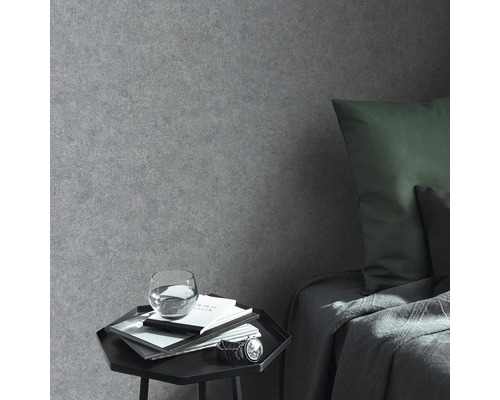 Grijze vliesbehang in slaapkamer met nachtkastje