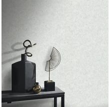 Decoratief behang met ornamenten, vazen en decoraties op een tafel.