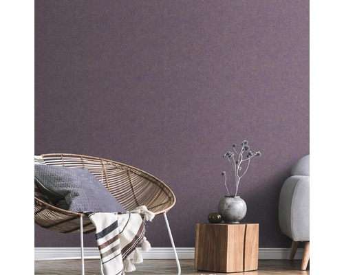 Woonkamer met rotan stoel, houten tafel en vliesbehang