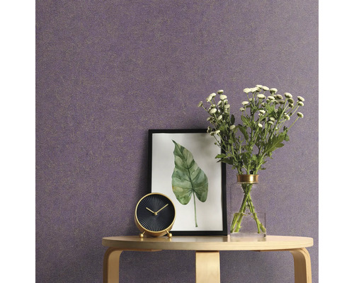 Close-up van een tafel met decoratie voor een gedessineerd behang