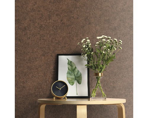 Close-up van een kamer met bruin behang, tafel, klok, bloemen en een ingelijste afbeelding