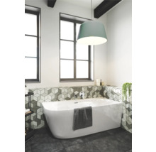 Moderne badkamer met ligbad, geometrische tegels en groot raam voor daglicht