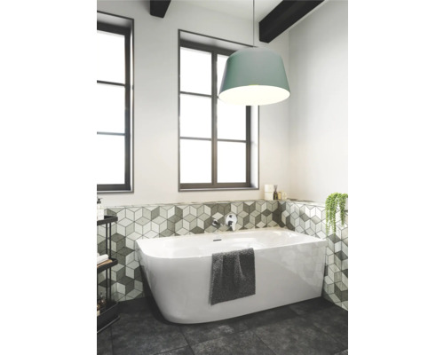 Moderne badkamer met ligbad, geometrische tegels en groot raam voor daglicht