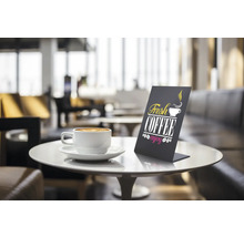 Tafeldisplay met het opschrift Fresh Coffee naast een kop koffie op een tafel