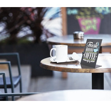 Buitenscène met kop koffie, couverts en tafeldisplay op een tafel