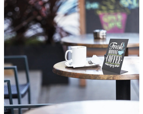 Buitenscène met kop koffie, couverts en tafeldisplay op een tafel