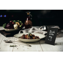 Menukaart met dagschotel en prijs op een tafel met eten