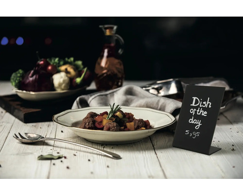 Menukaart met dagschotel en prijs op een tafel met eten