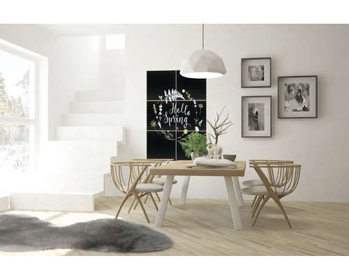 Lichte eetkamer met eettafel, stoelen, decoratie, muurschildering en vloerkleed