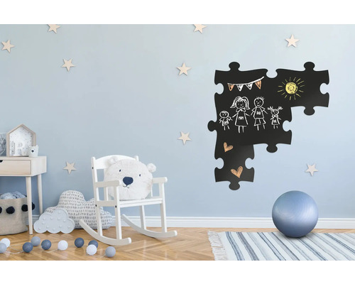 Decoratieve kinderkamer met puzzelbord aan de muur, kinderkamerontwerp