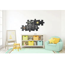 Kinderkamer met schildersezel, plank, kruk, fauteuil en puzzelstukjes als schoolbord met een familiemotief