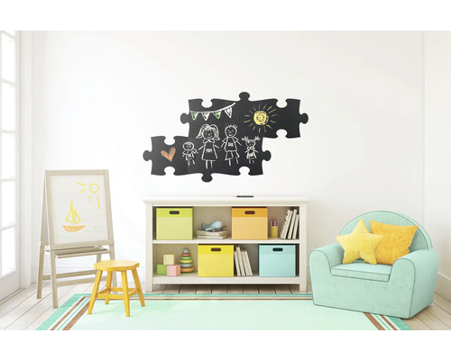 Kinderkamer met schildersezel, plank, kruk, fauteuil en puzzelstukjes als schoolbord met een familiemotief