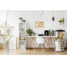 Lichte kamer met bureau, stoel, hangmat en planten in houten krattenrekken.