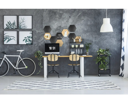 Inrichting van een werkplek met bureau, stoelen, planten en decoratieve elementen in een moderne stijl.