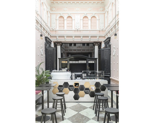 Interieur van een café met tafels, stoelen en een toonbank.