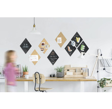 Kantoor met bureau, stoel en ruitvormige prikborden