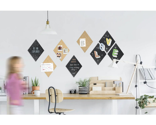 Kantoor met bureau, stoel en ruitvormige prikborden