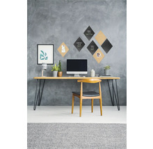 Werkkamer met bureau, stoel, computer, prikborden en decoraties voor een georganiseerde en heldere sfeer.