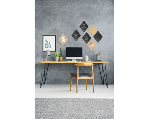 Werkkamer met bureau, stoel, computer, prikborden en decoraties voor een georganiseerde en heldere sfeer.