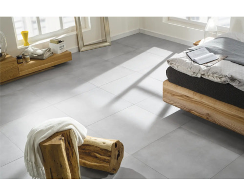 Lichte kamer met keramische vloertegels in moderne stijl.