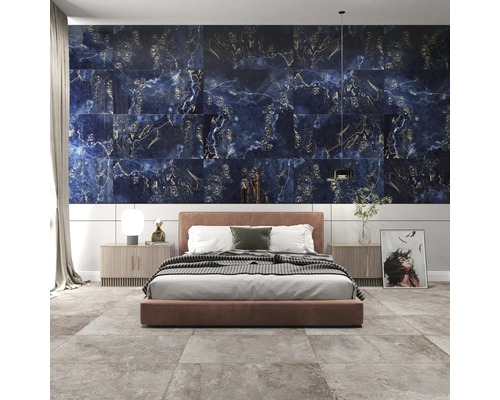 Slaapkamer met wandtegels in marmerlook, bed en nachtkastjes