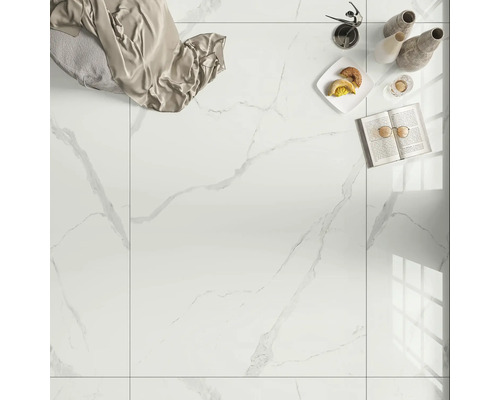 Lichte vloer met marmerlook, gecombineerd met zitkussen, decoratie en eten voor een gezellige sfeer.