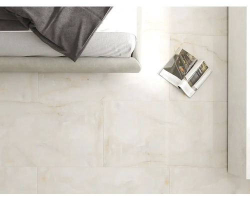 Lichte vloerbedekking van tegels in de slaapkamer