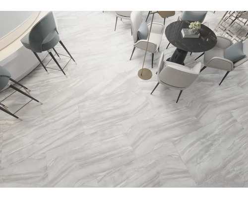 Lichte ruimte met tegelvloer, tafels en stoelen voor een moderne sfeer