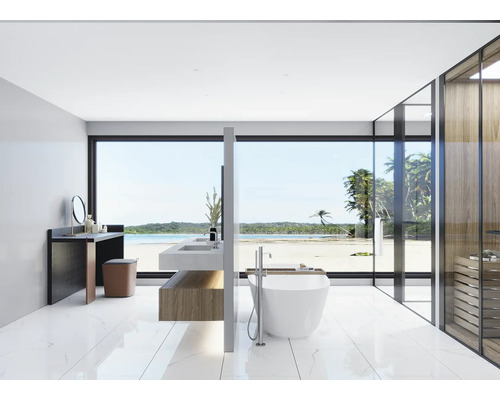 Lichte badkamer met wastafel, spiegel, bad en groot raam met uitzicht op zee
