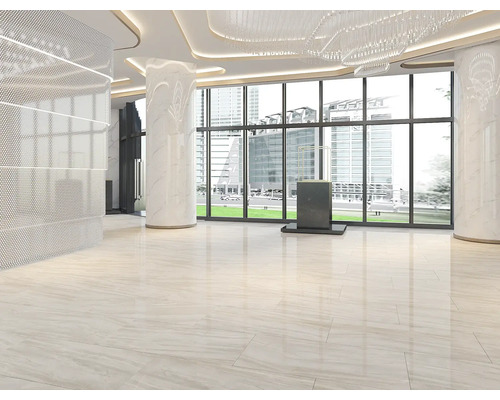 Licht interieur met marmeren zuilen, raampartij en tegelvloer