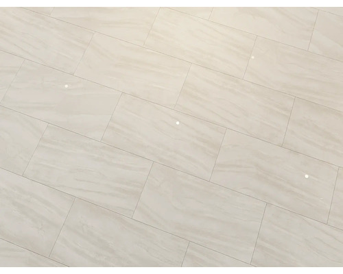 Gelegd vloertegelpatroon binnenshuis.