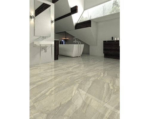 Moderne badkamer met marmeren vloer, bad en wastafel