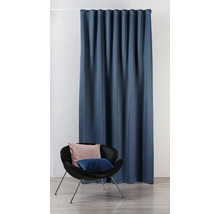 Decoratieve sjaals van stof met lusophanging naast fauteuil
