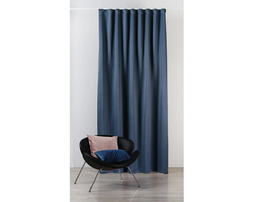 Decoratieve sjaals van stof met lusophanging naast fauteuil