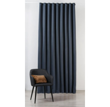 Decoratieve sjaals met ogen en stoel in de kamer.