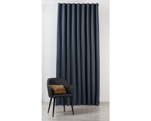 Decoratieve sjaals met ogen en stoel in de kamer.