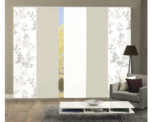 Schuifgordijnen met bladerpatroon in een woonkamer