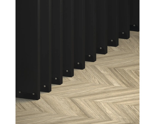 Detailopname van zwarte schermelementen op een lichte visgraat parketvloer