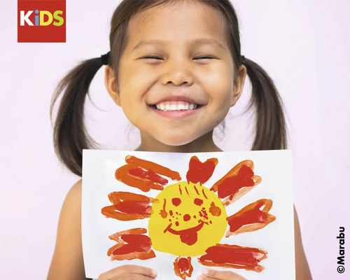 Een lachend kind houdt een met verf beschilderde zon vast.