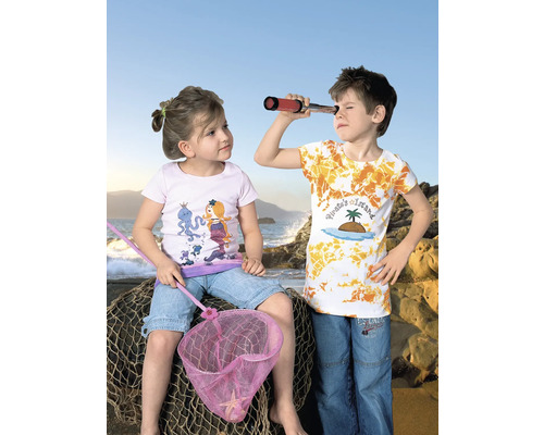 Scene met twee kinderen op het strand: Een meisje zit met een roze net en een zeester, terwijl een jongen door een verrekijker kijkt.