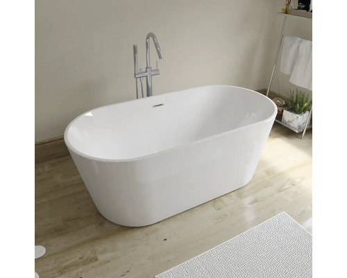 Vrijstaand bad met kraan en handdoekenrek in de badkamer