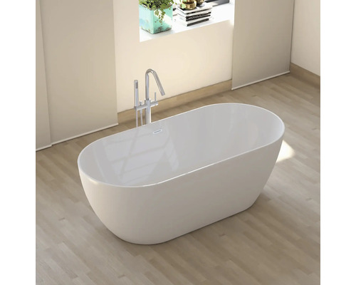 Vrijstaand bad met kraan in de badkamer