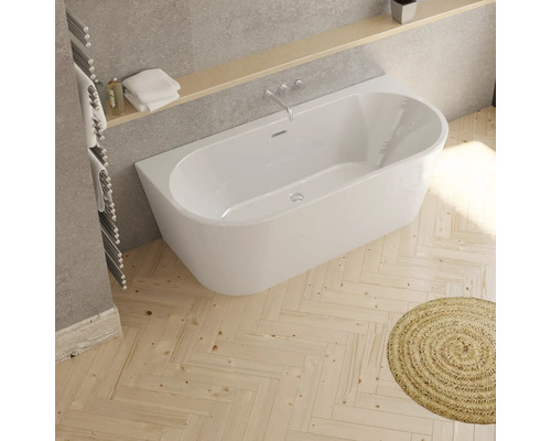 Ingebouwd bad in badkamer met houten vloer en rond tapijt